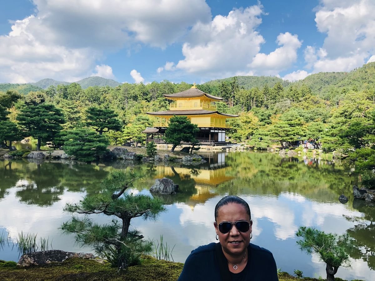 Alicia in front of the Kinkaku-ji temple and its lake in Kyoto